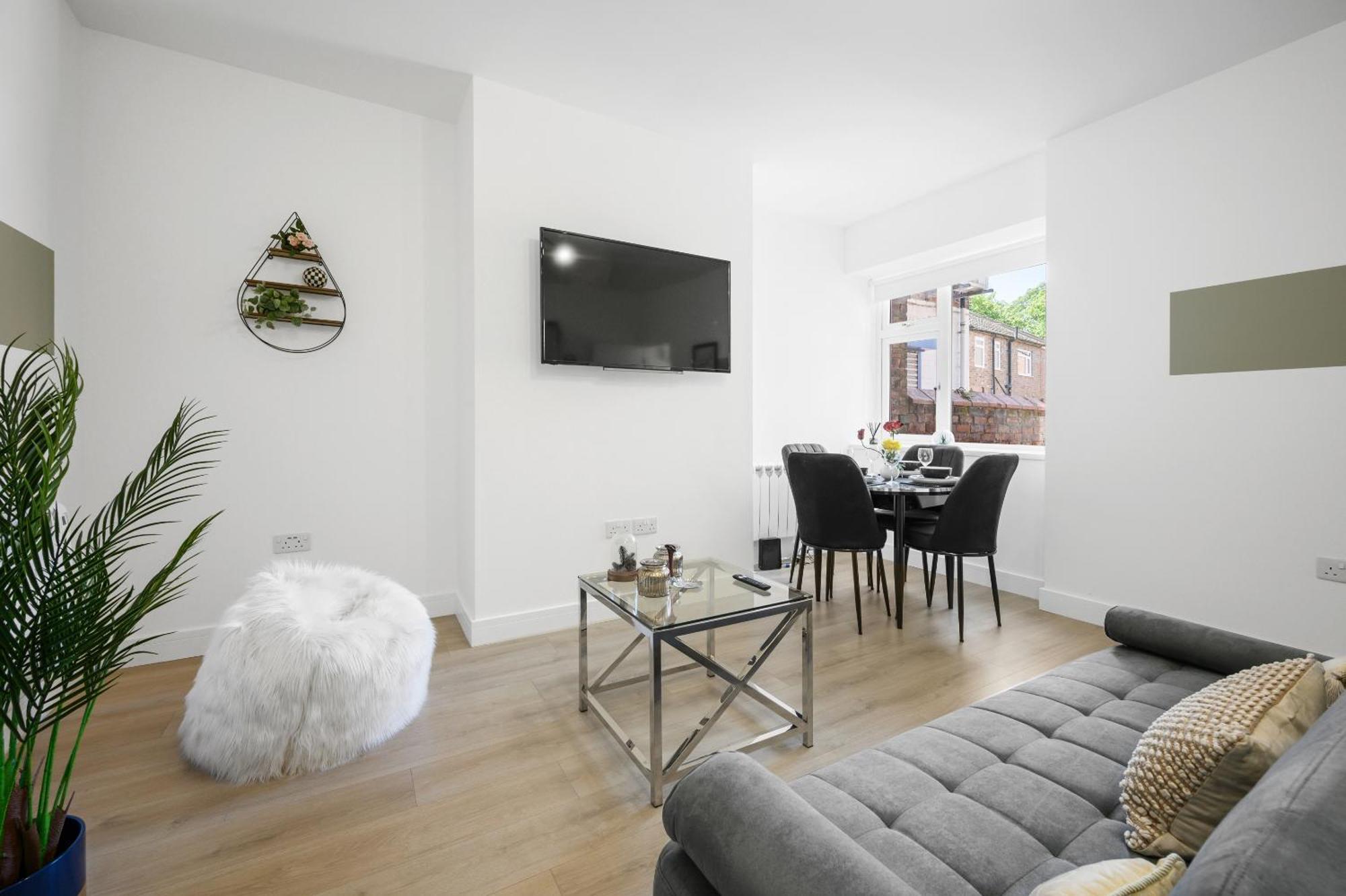 Ideal In Apartment Urmston
